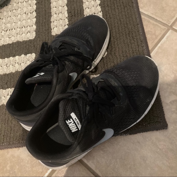 Nike Girls Black Running Shoes Size 5 - Picture 2 of 2